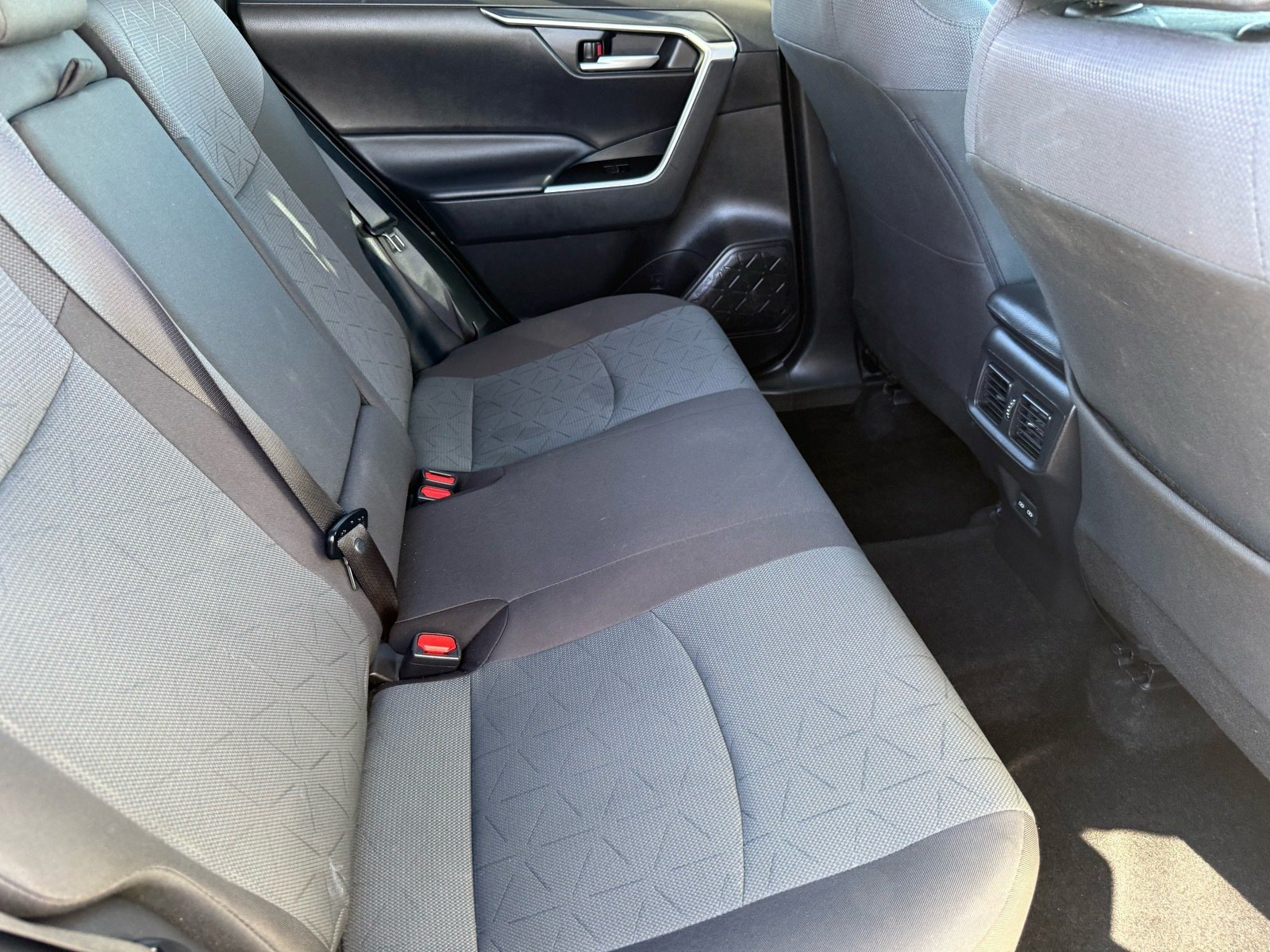 2025 Toyota RAV4 XLE — photo 27 thumbnail
