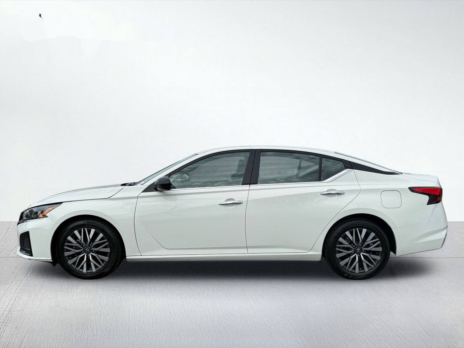 2025 Nissan Altima 2.5 SV — photo 3 thumbnail