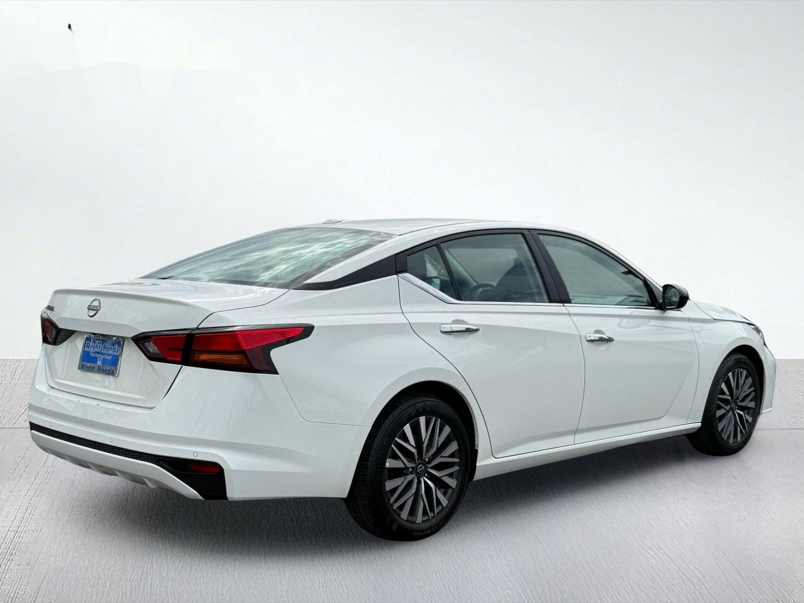 2025 Nissan Altima 2.5 SV — photo 7 thumbnail