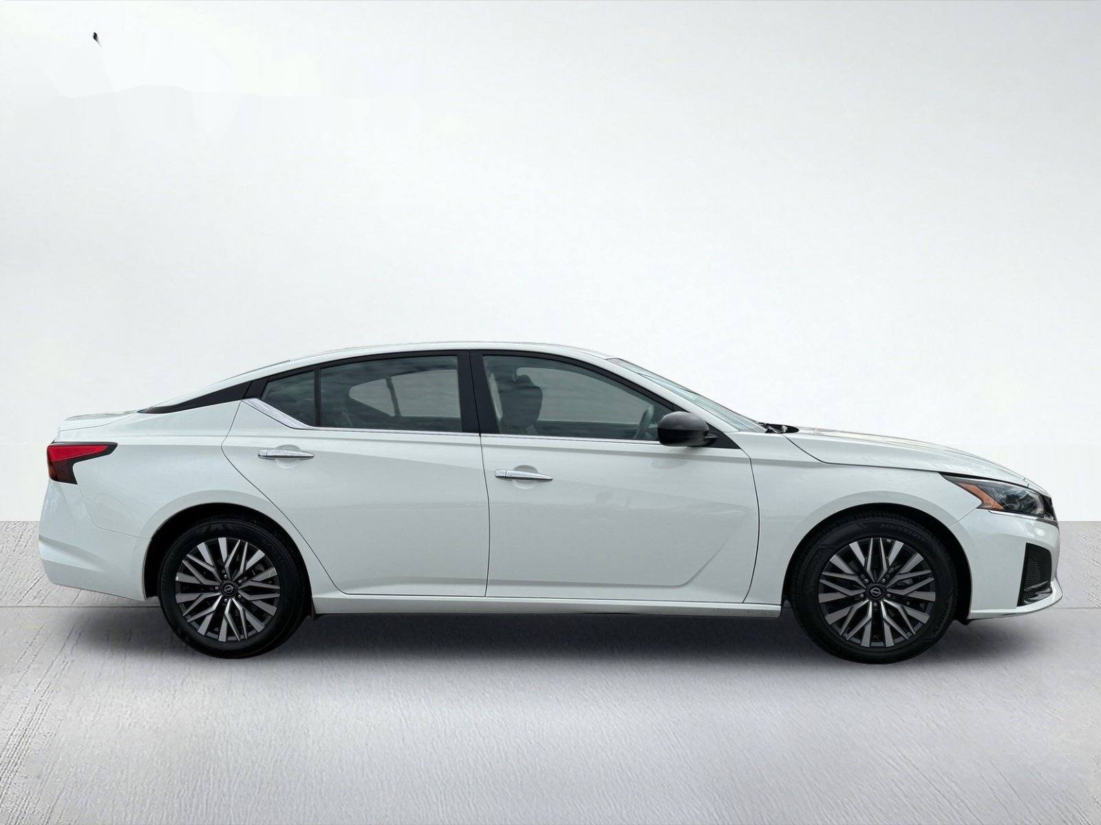 2025 Nissan Altima 2.5 SV — photo 8 thumbnail