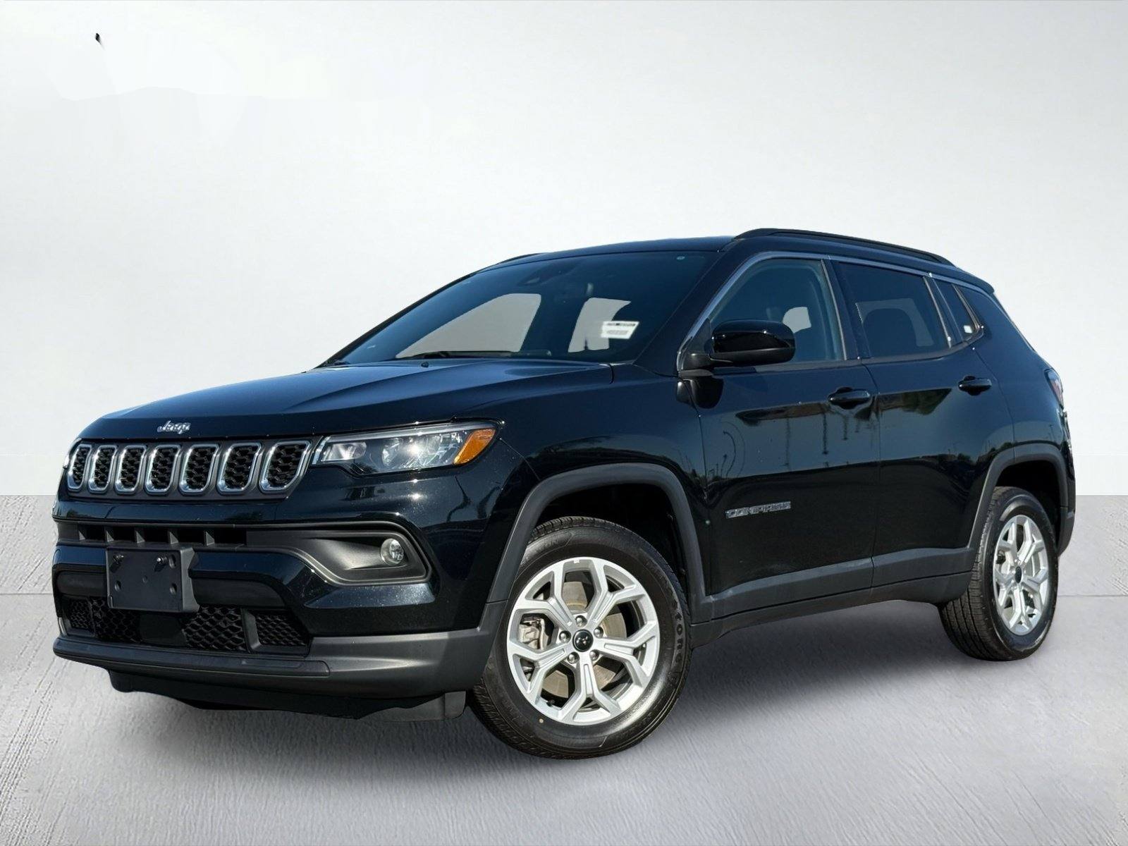 2025 Jeep Compass Latitude — photo 2 thumbnail