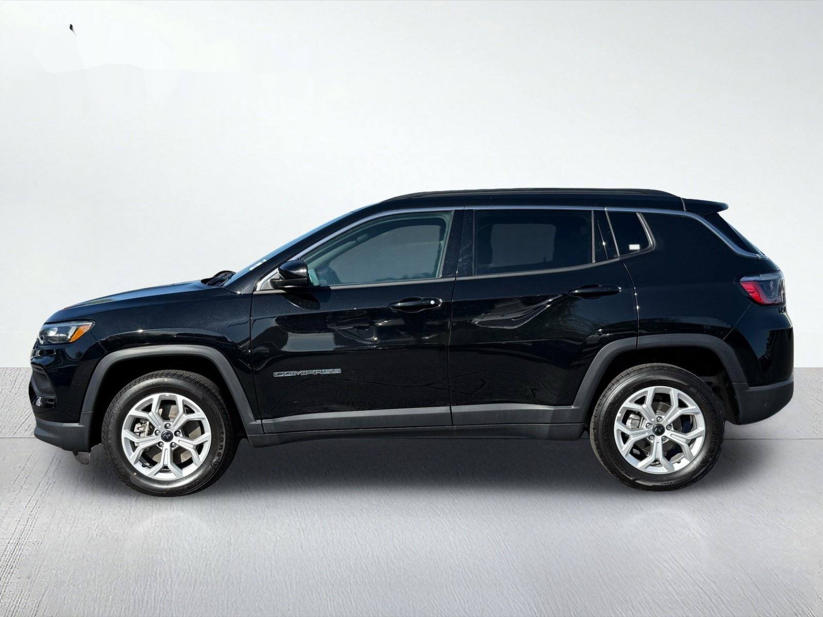 2025 Jeep Compass Latitude — photo 3 thumbnail