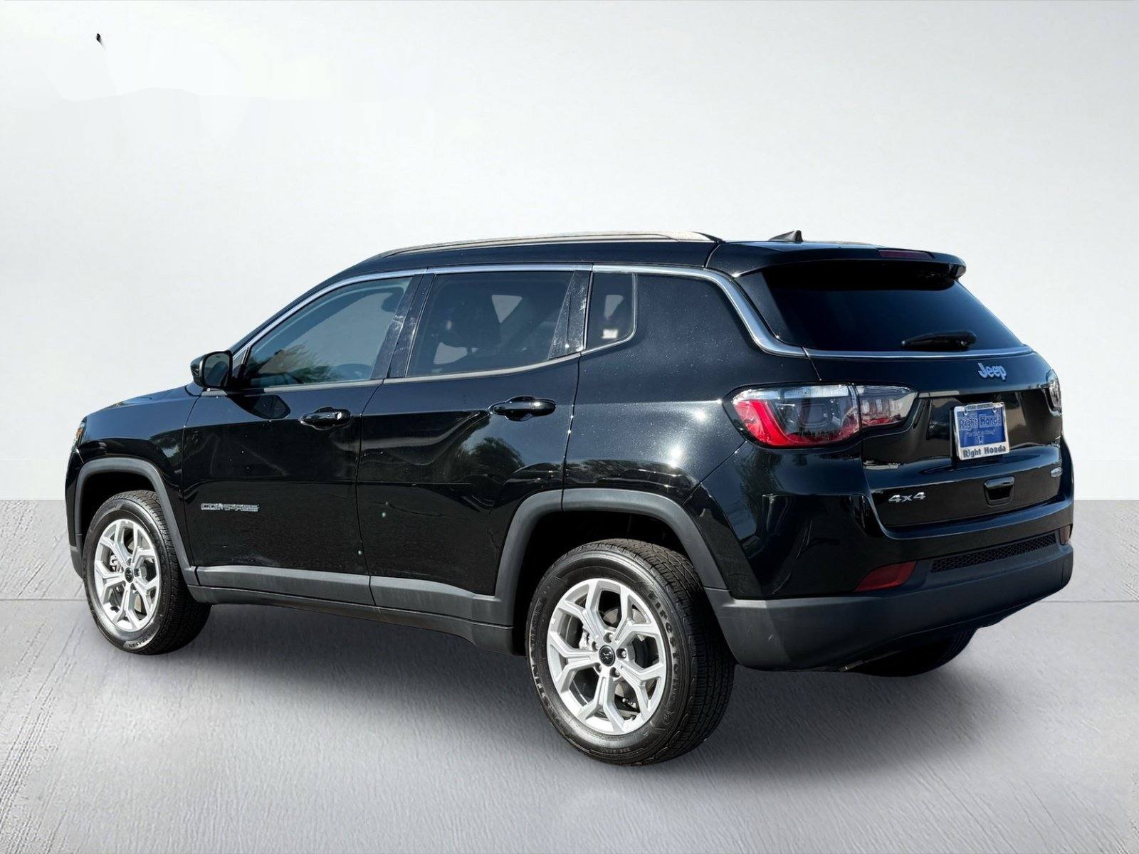 2025 Jeep Compass Latitude — photo 4 thumbnail