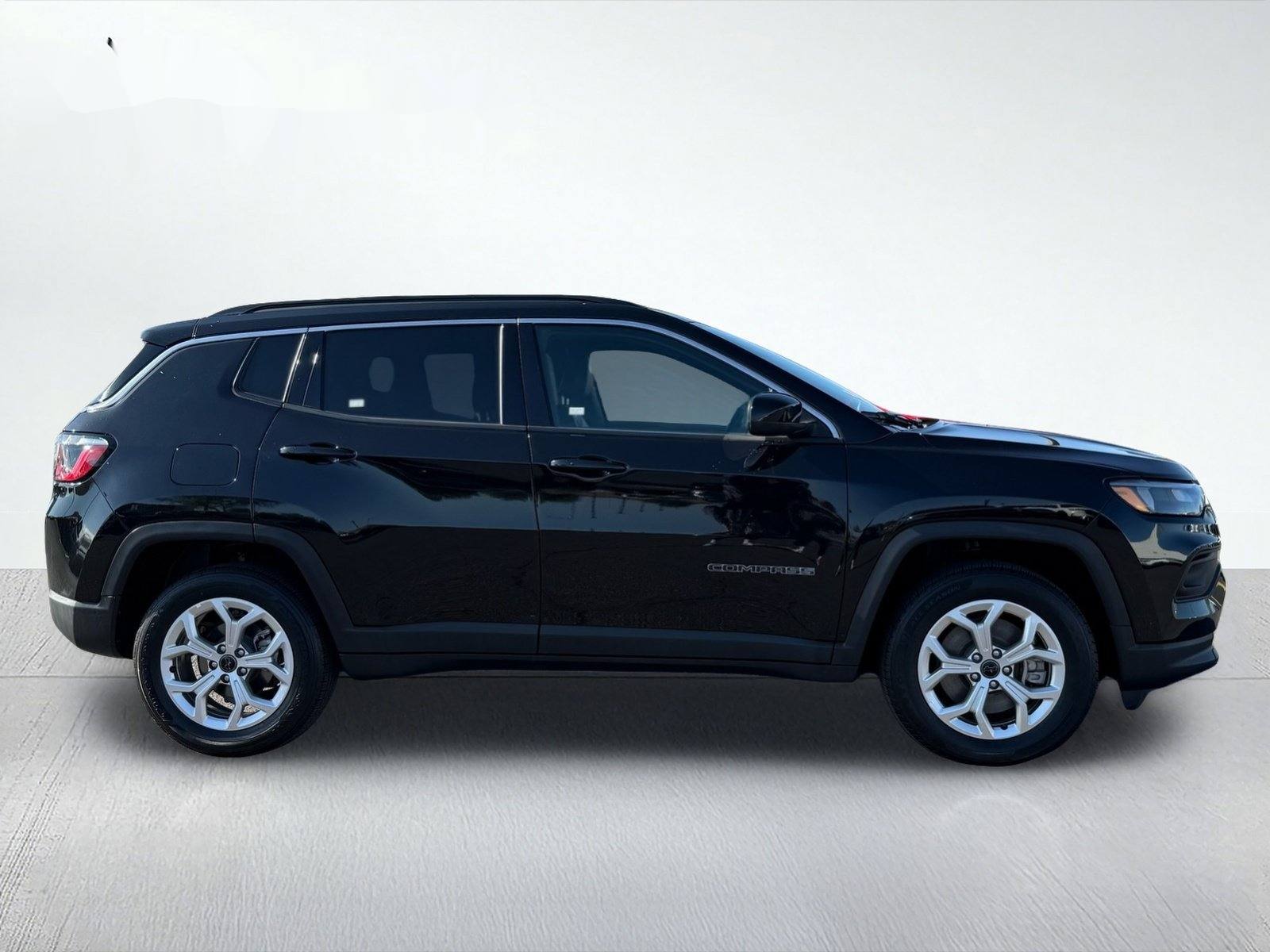 2025 Jeep Compass Latitude — photo 8 thumbnail