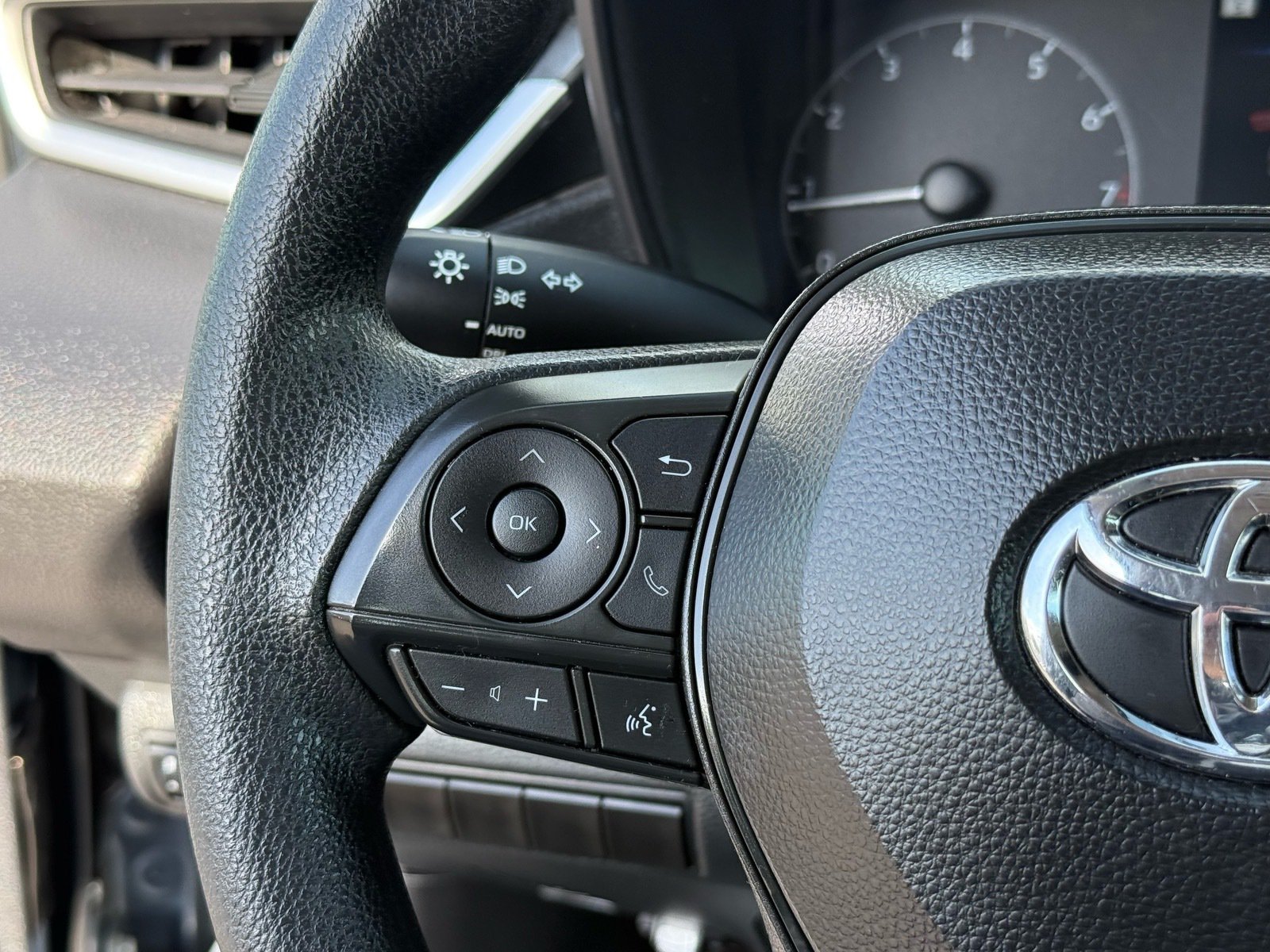 2024 Toyota Corolla LE — photo 16 thumbnail