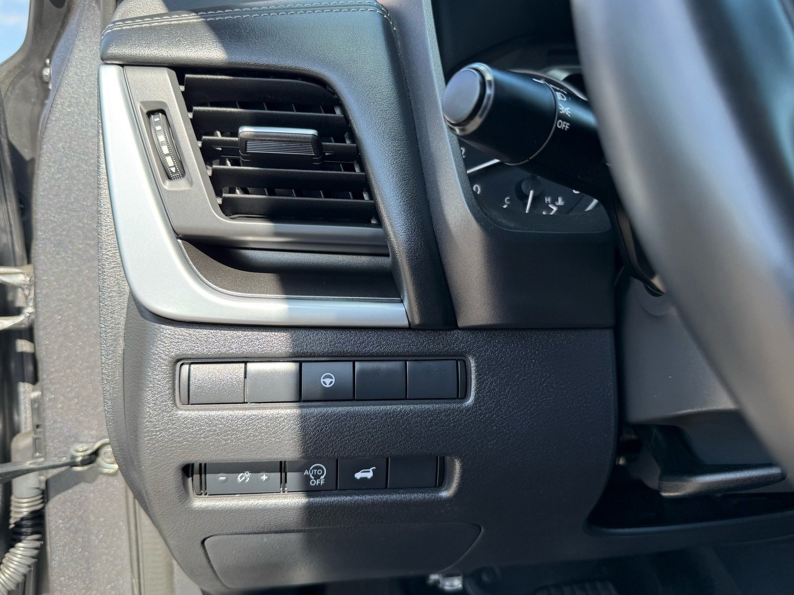 2025 Nissan Rogue SV — photo 14 thumbnail