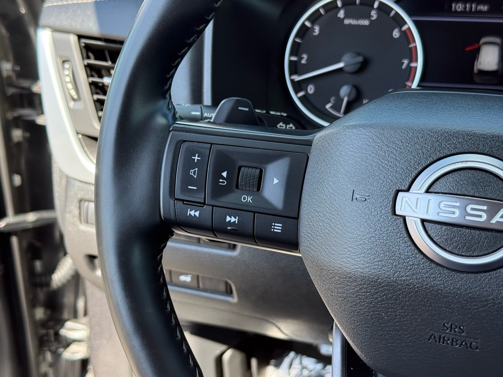 2025 Nissan Rogue SV — photo 16 thumbnail