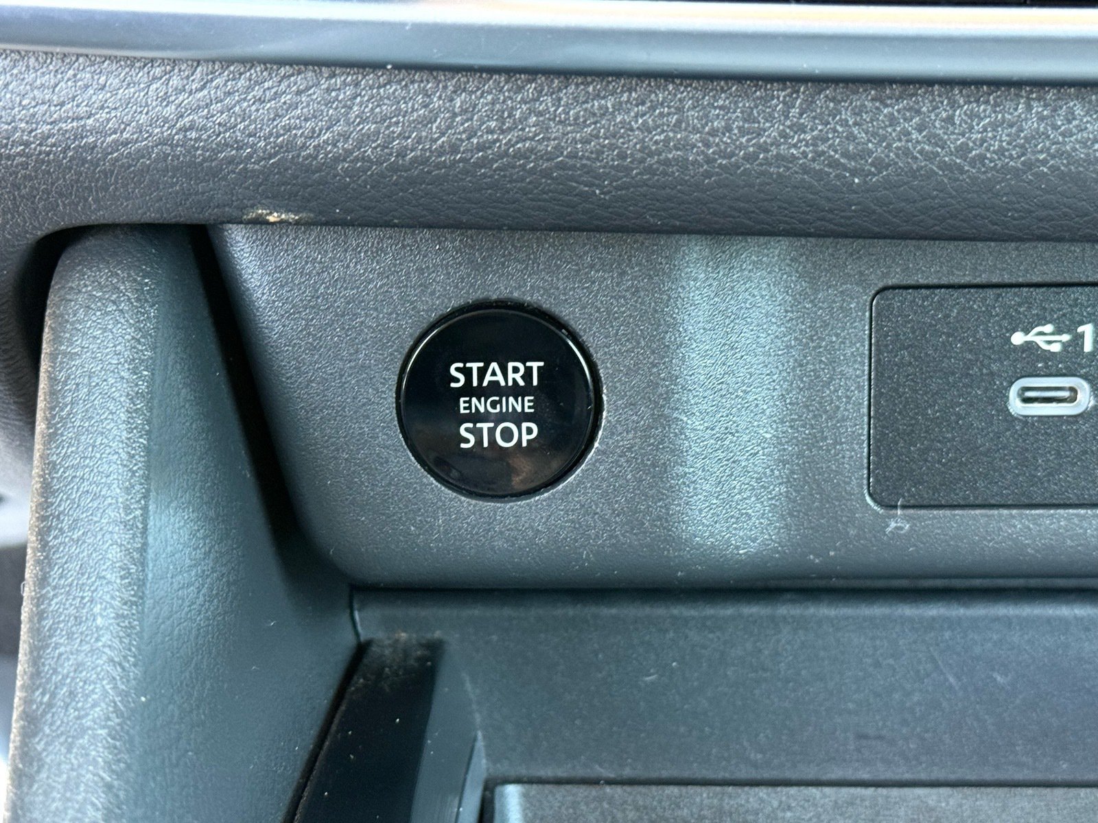 2025 Nissan Rogue SV — photo 25 thumbnail
