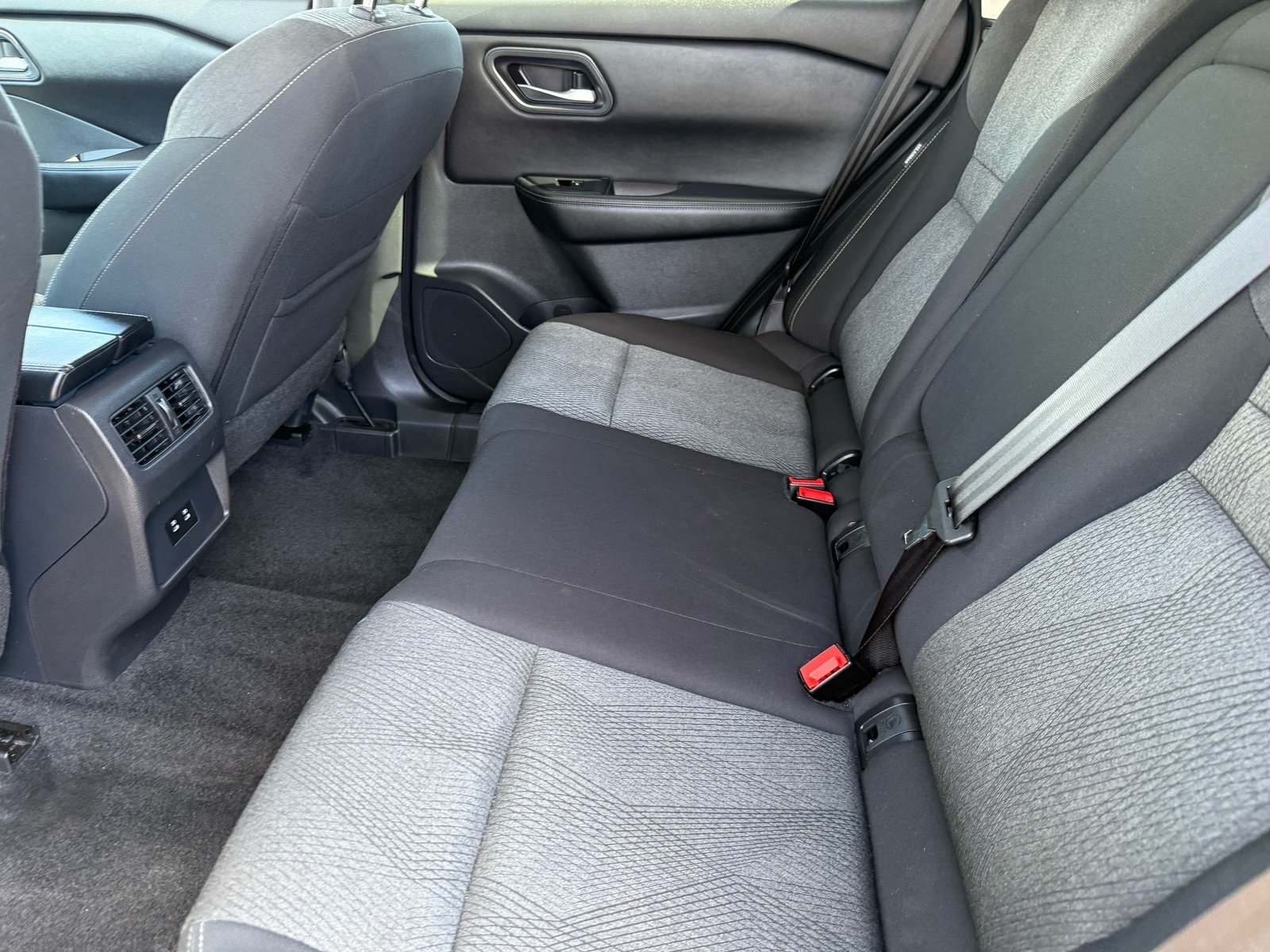 2025 Nissan Rogue SV — photo 26 thumbnail
