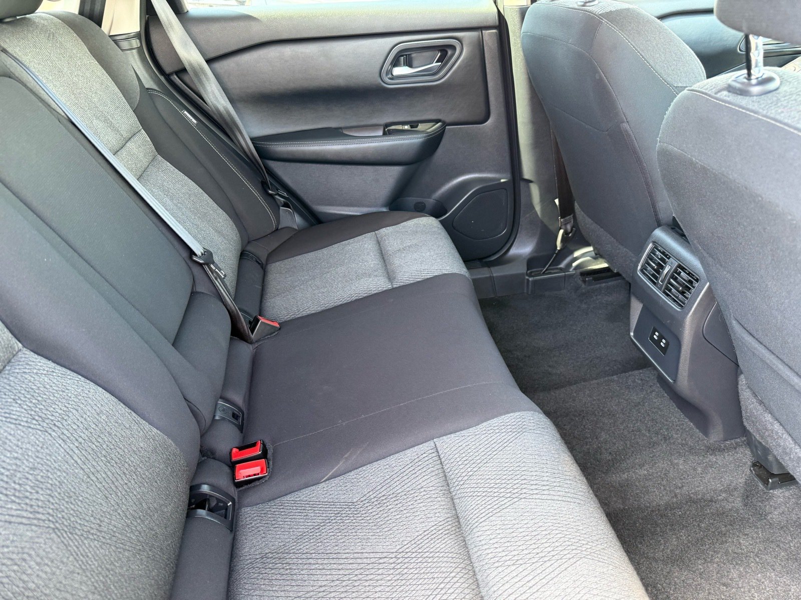 2025 Nissan Rogue SV — photo 28 thumbnail