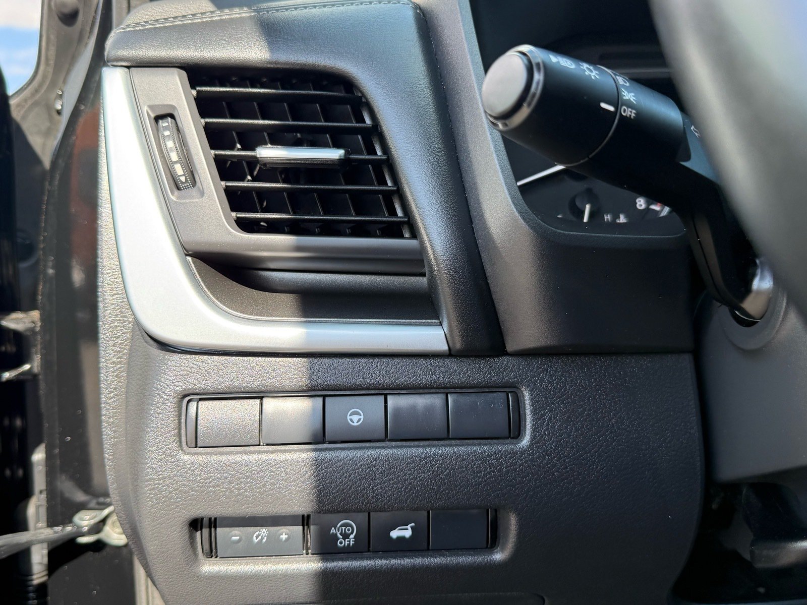 2025 Nissan Rogue SV — photo 14 thumbnail