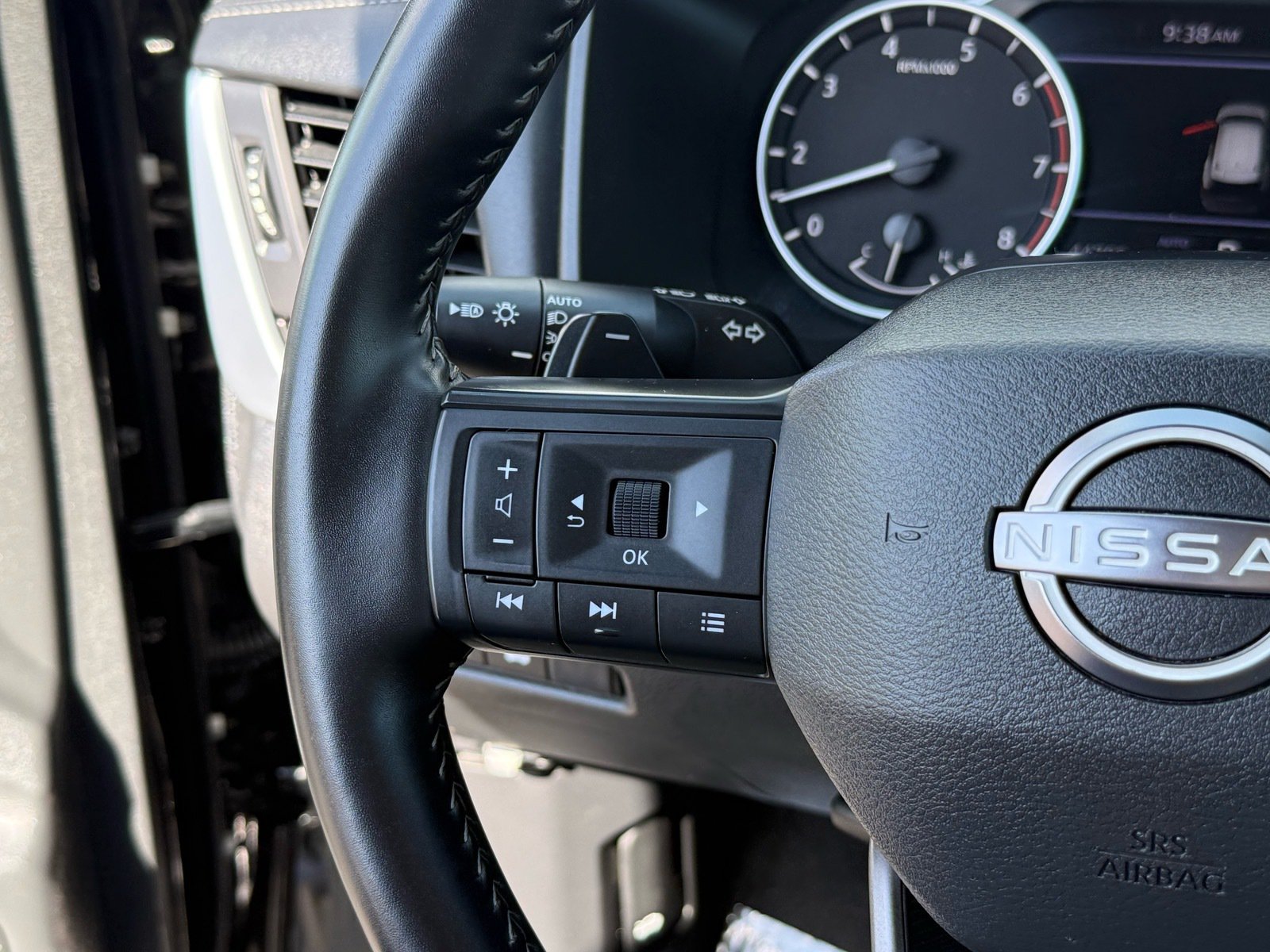 2025 Nissan Rogue SV — photo 16 thumbnail