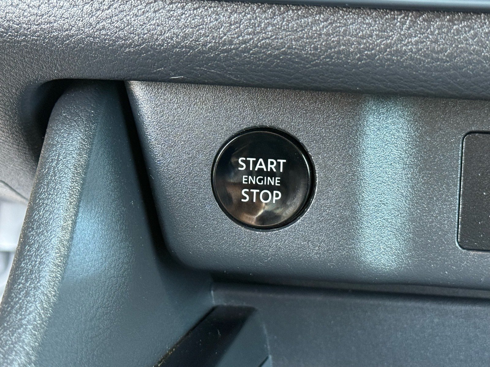 2025 Nissan Rogue SV — photo 25 thumbnail