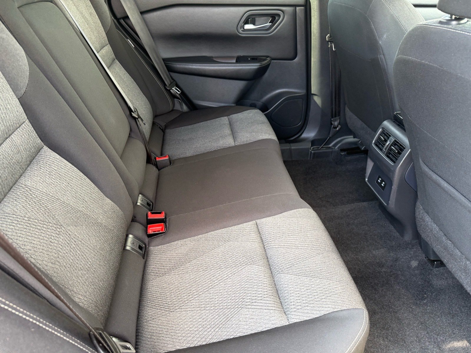 2025 Nissan Rogue SV — photo 28 thumbnail