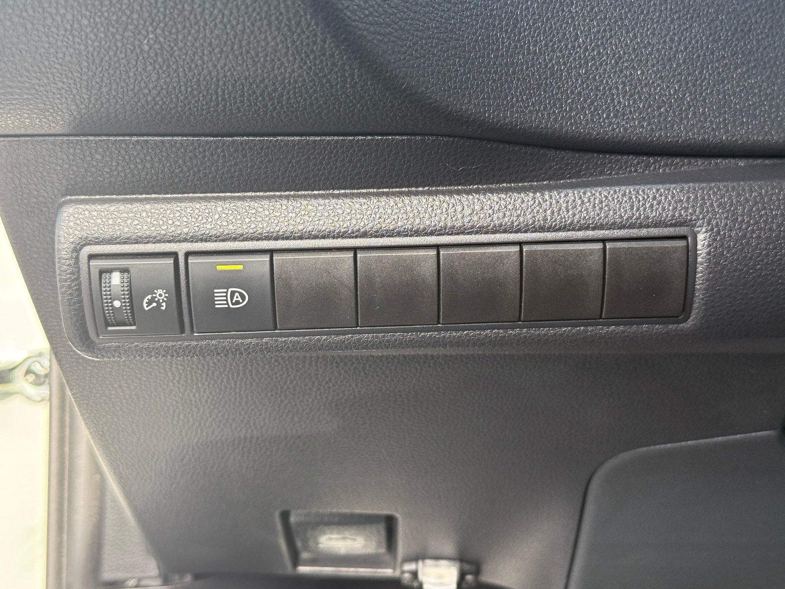 2025 Toyota Corolla LE — photo 14 thumbnail