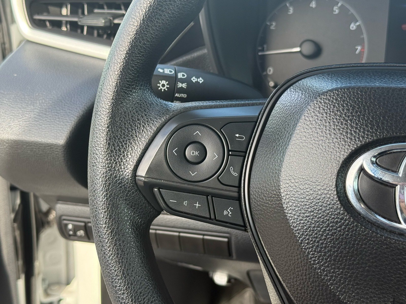2025 Toyota Corolla LE — photo 16 thumbnail
