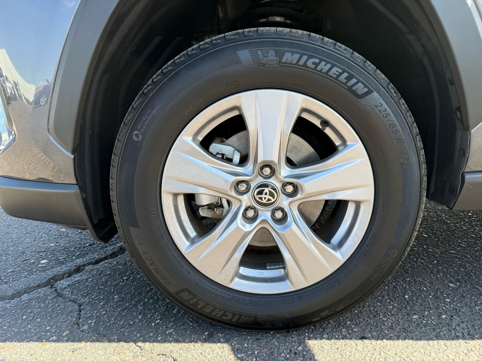2025 Toyota RAV4 XLE — photo 10 thumbnail
