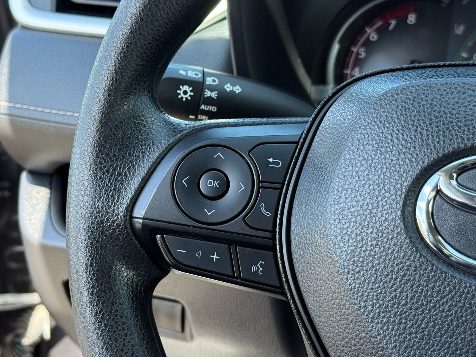 2025 Toyota RAV4 XLE — photo 16 thumbnail