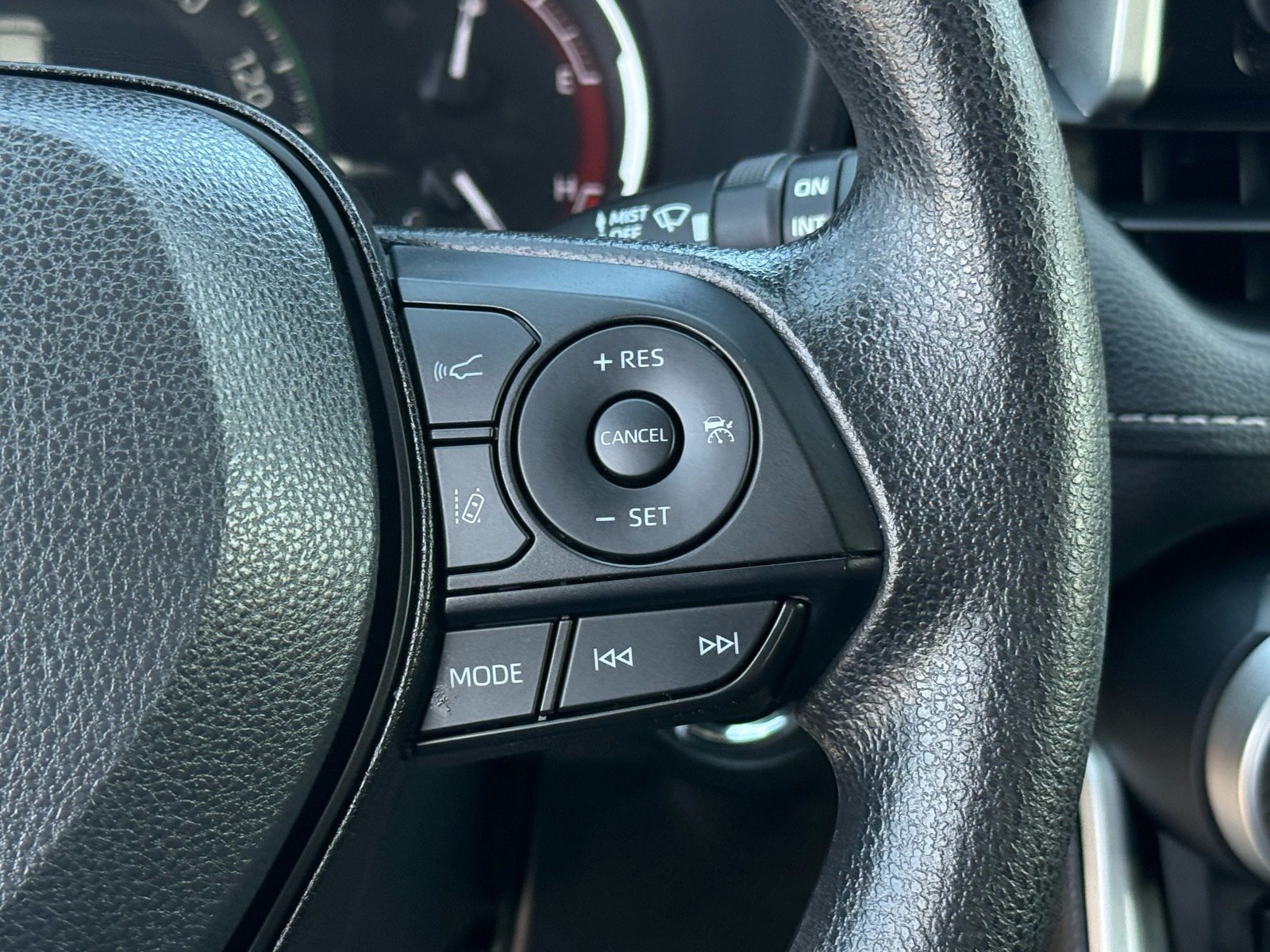 2025 Toyota RAV4 XLE — photo 17 thumbnail