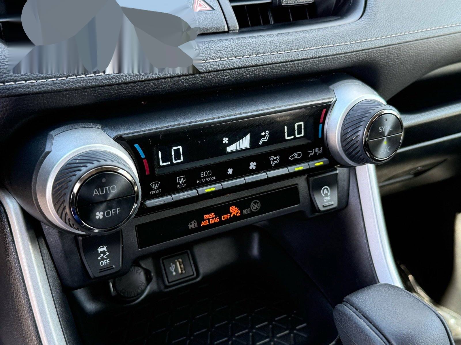 2025 Toyota RAV4 XLE — photo 22 thumbnail