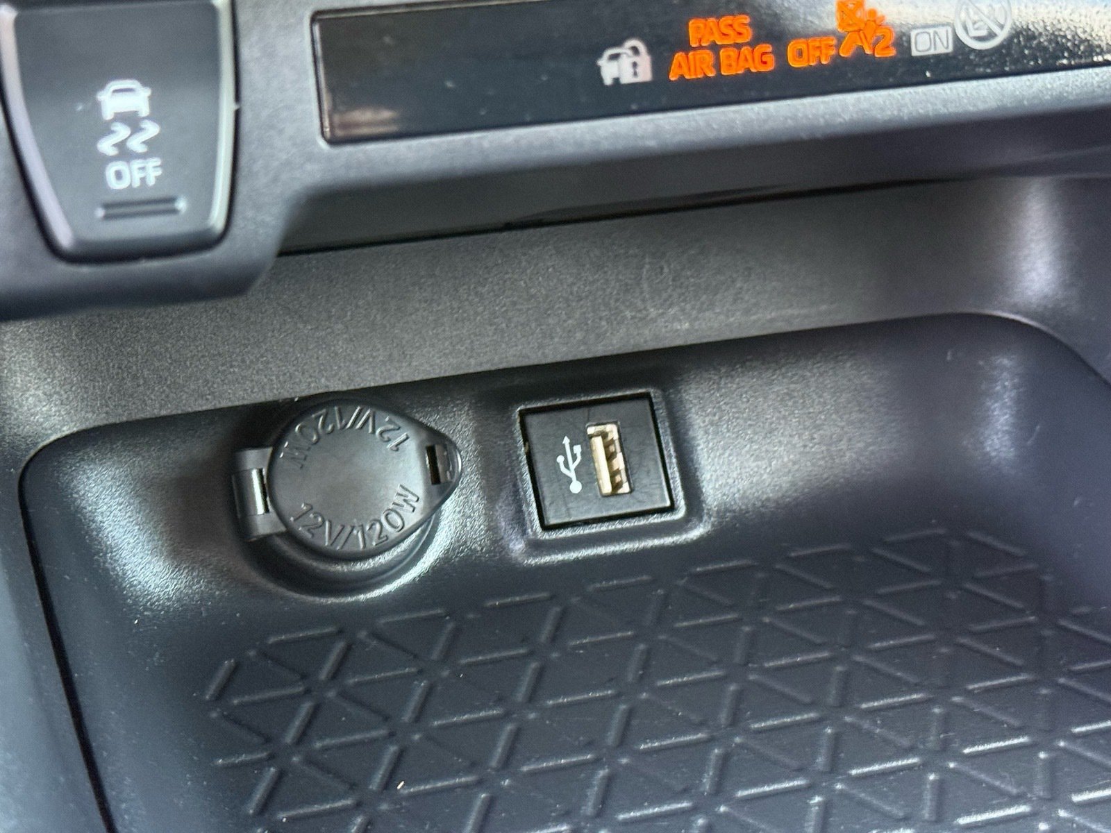 2025 Toyota RAV4 XLE — photo 23 thumbnail