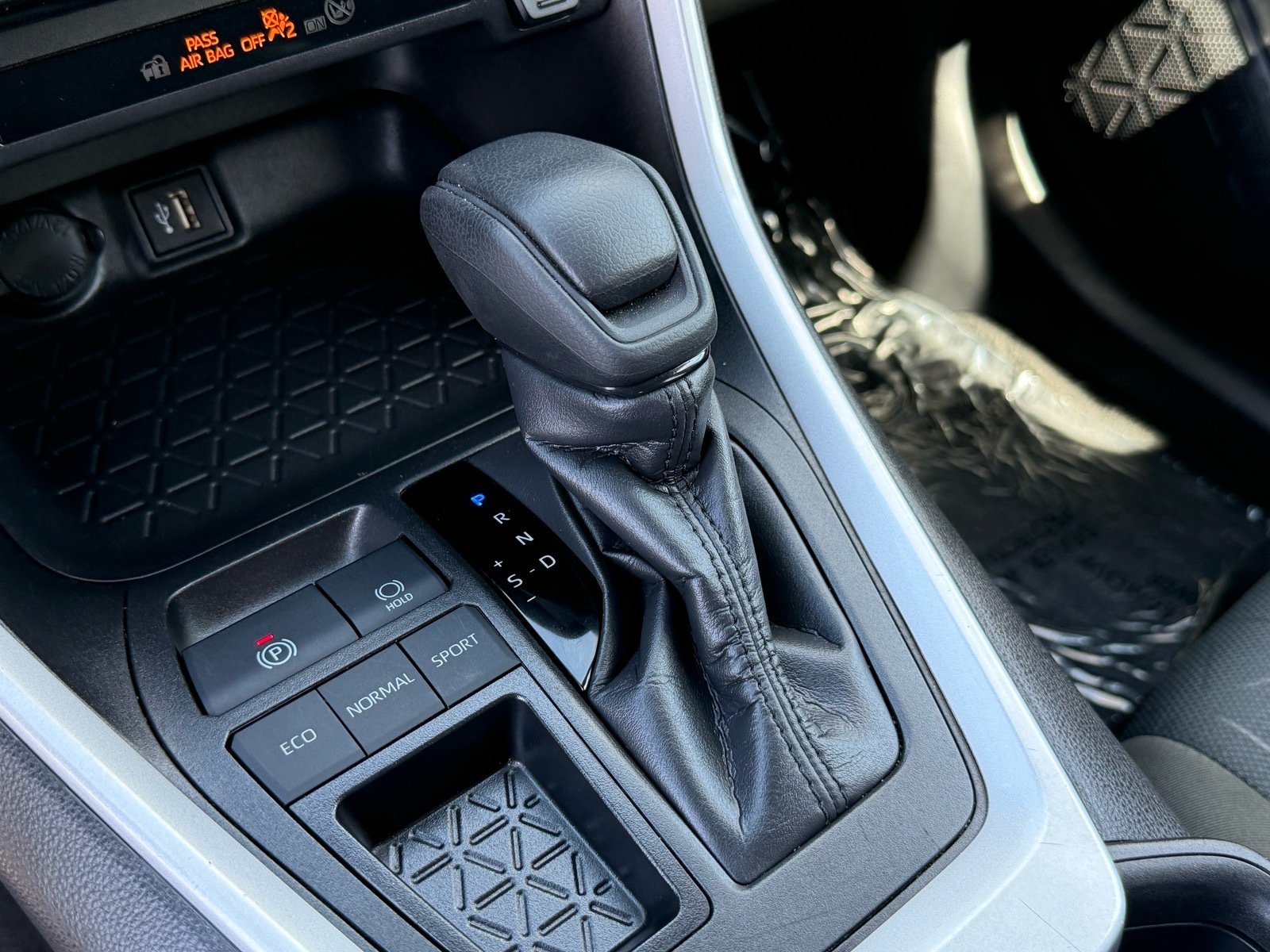2025 Toyota RAV4 XLE — photo 24 thumbnail