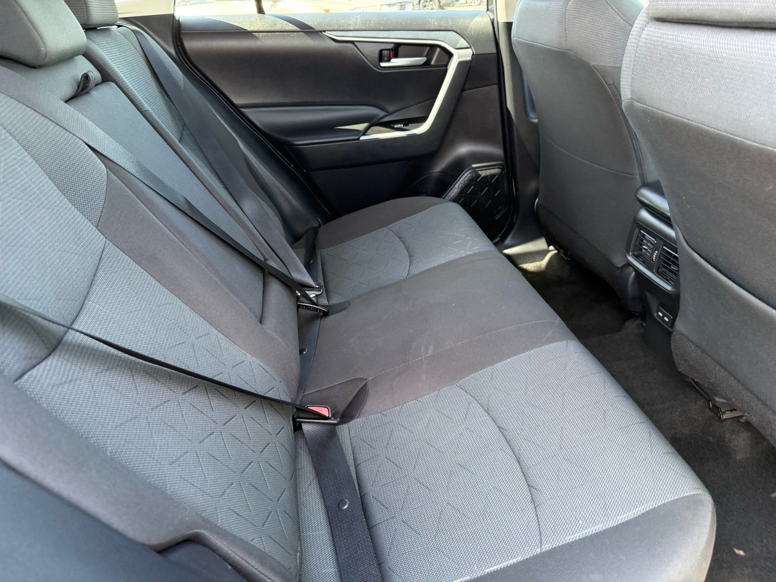 2025 Toyota RAV4 XLE — photo 28 thumbnail