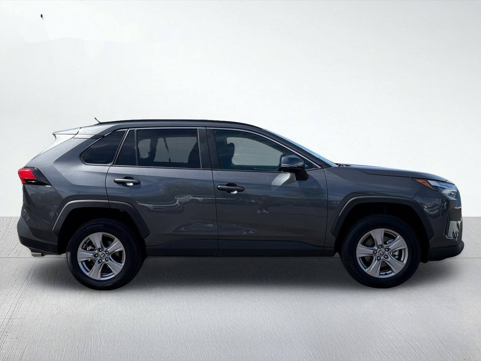2025 Toyota RAV4 XLE — photo 8 thumbnail