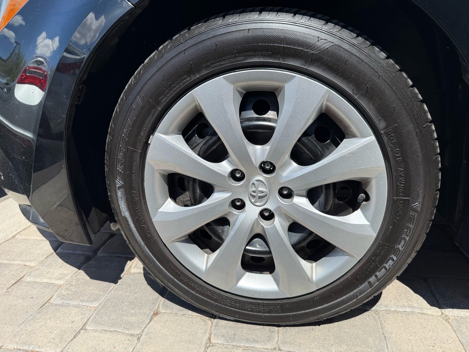 2025 Toyota Corolla LE — photo 6 thumbnail