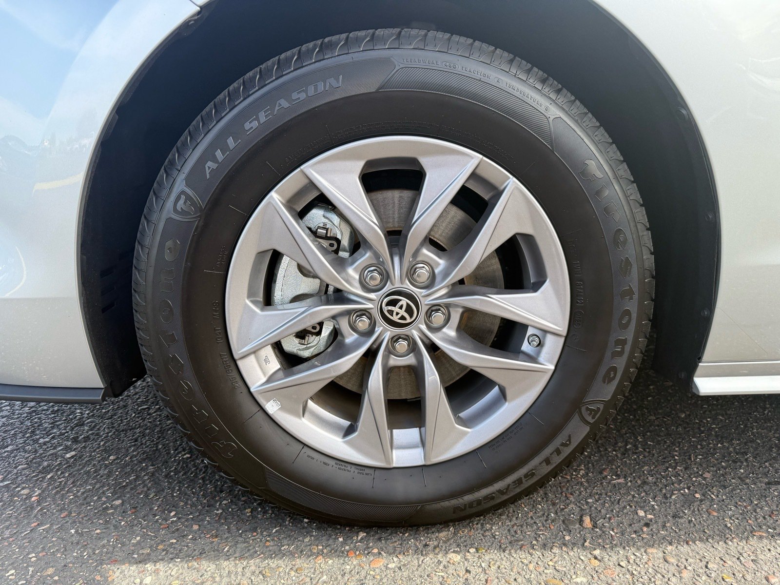 2024 Toyota Sienna XLE — photo 10 thumbnail