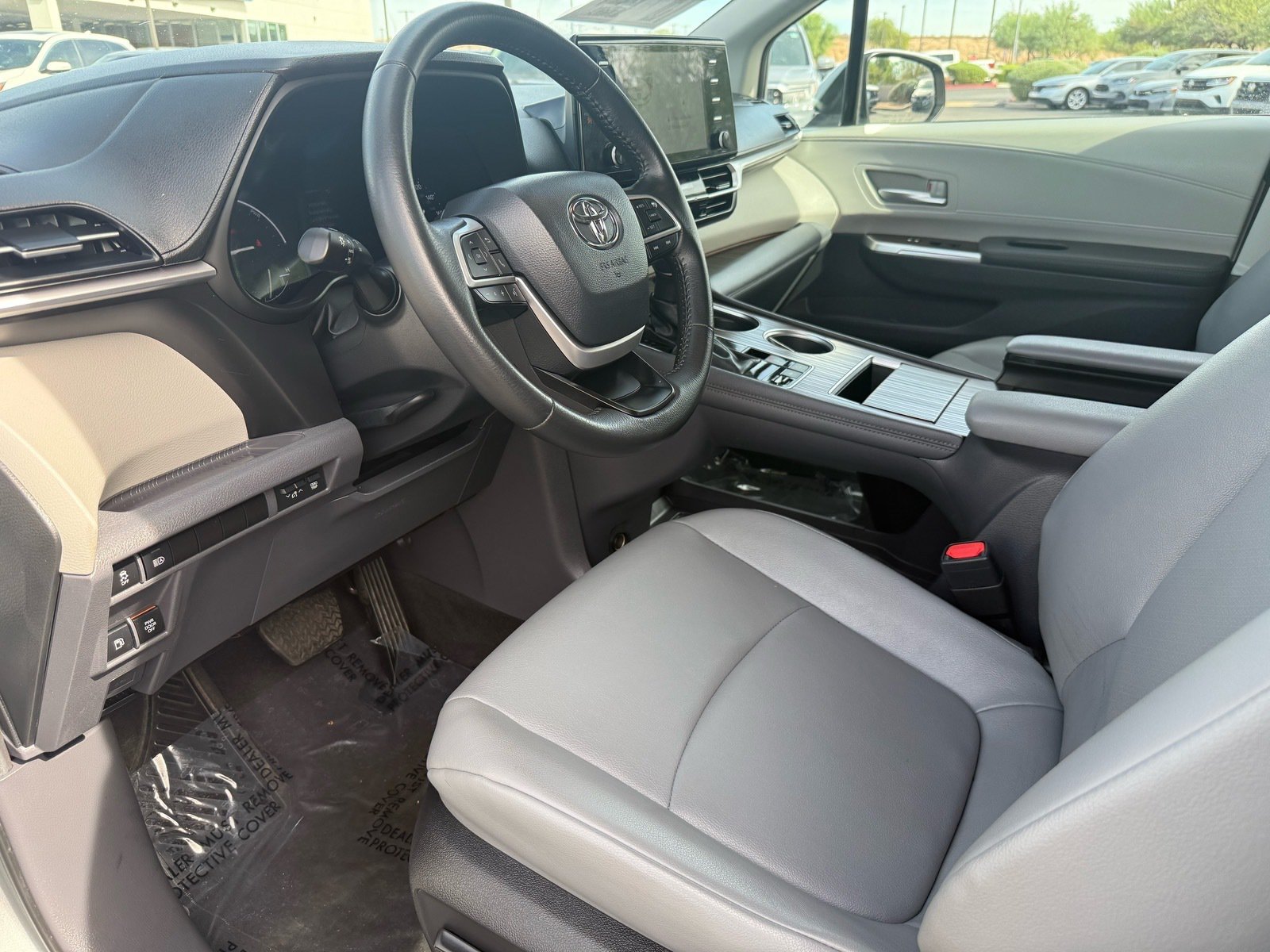 2024 Toyota Sienna XLE — photo 11 thumbnail