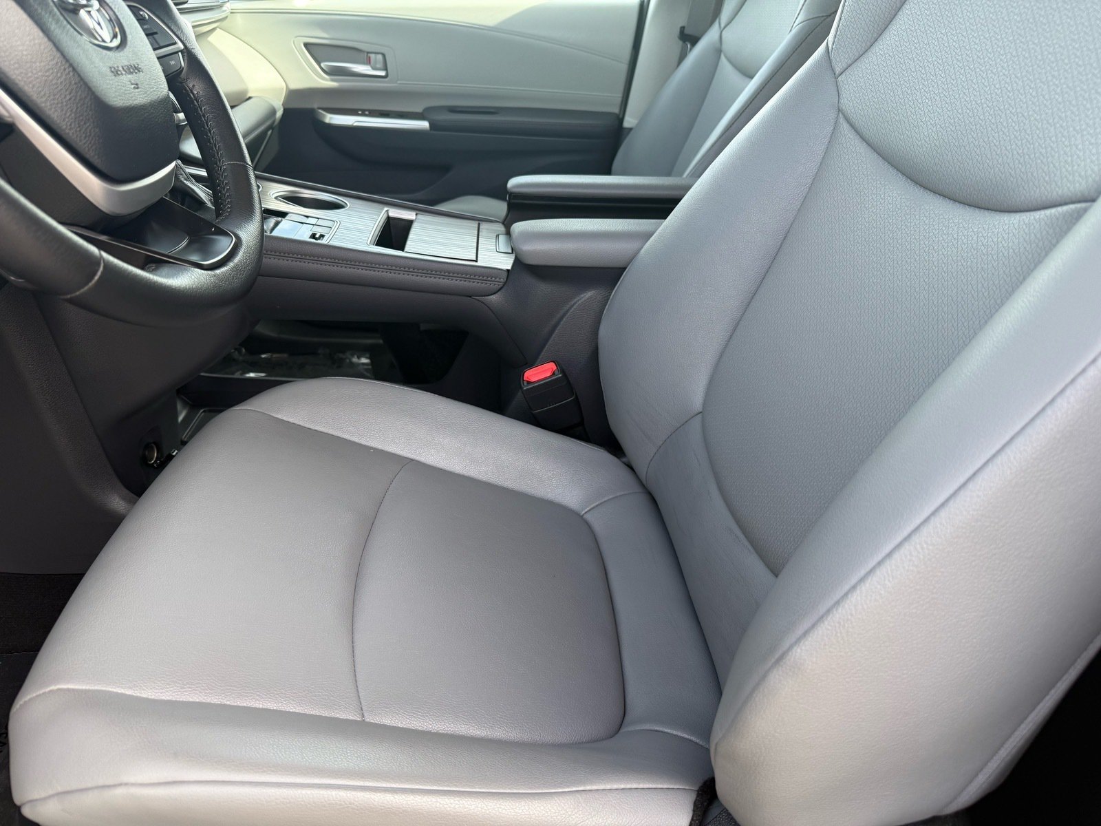 2024 Toyota Sienna XLE — photo 12 thumbnail