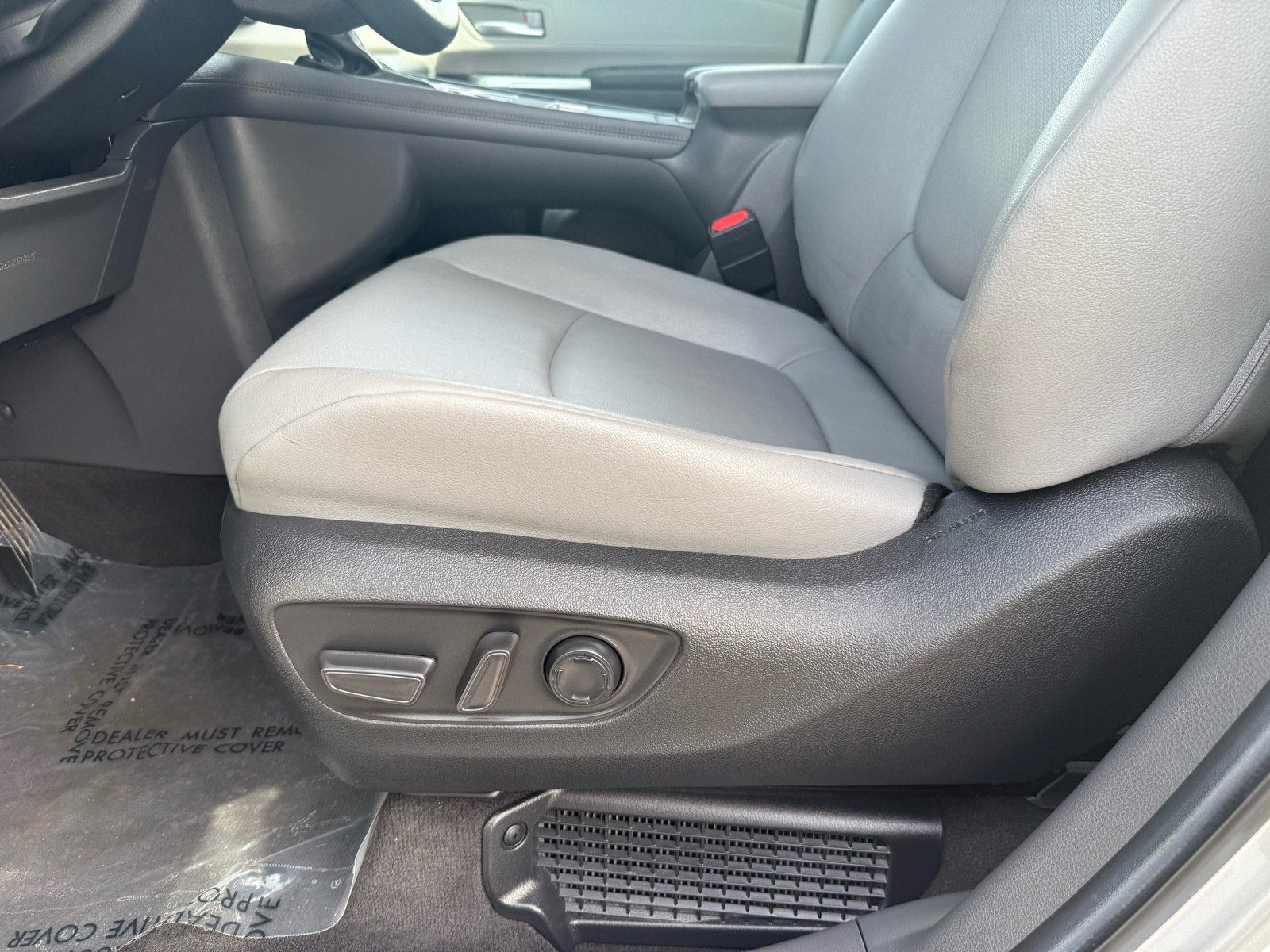 2024 Toyota Sienna XLE — photo 13 thumbnail