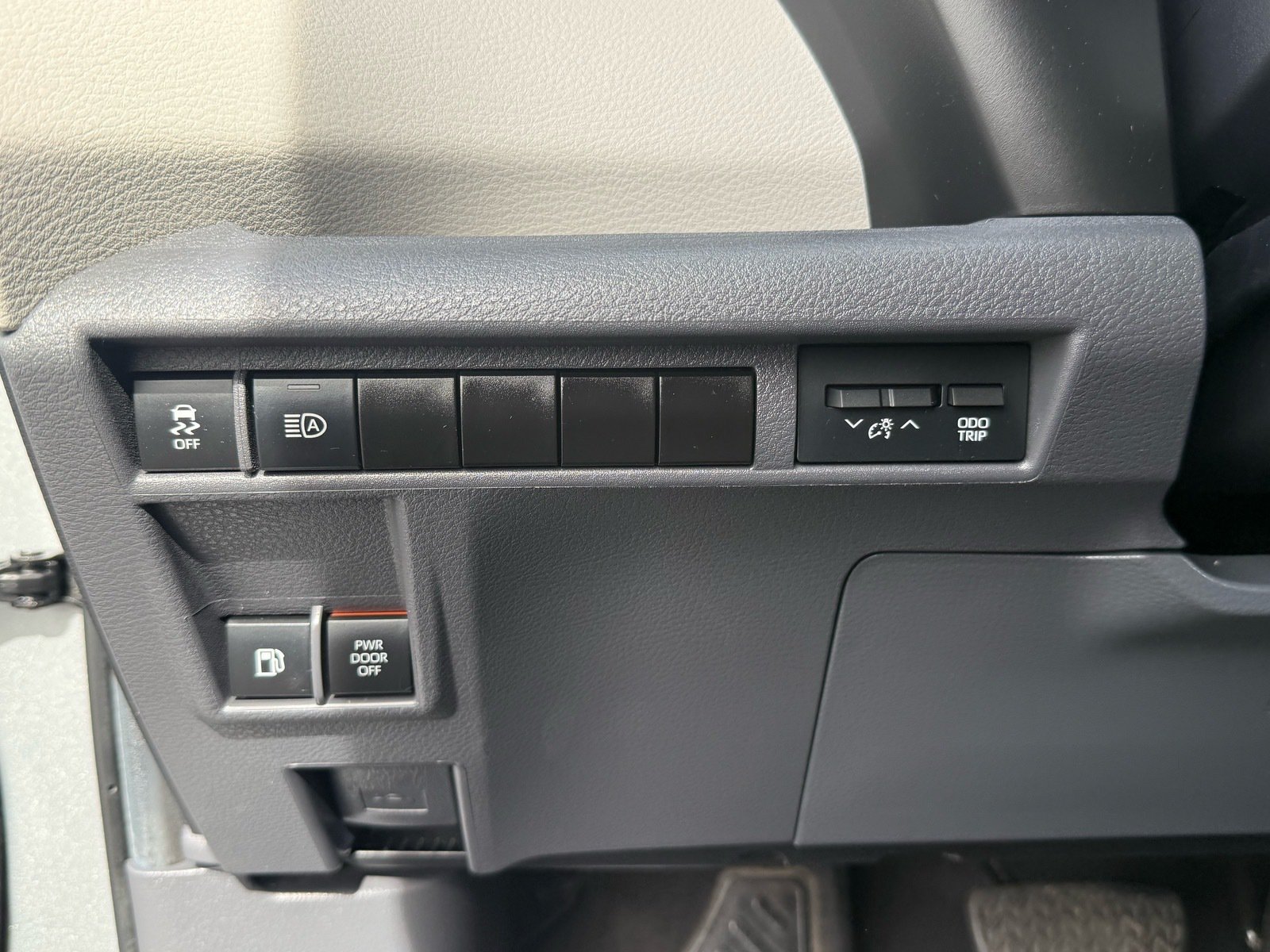 2024 Toyota Sienna XLE — photo 14 thumbnail