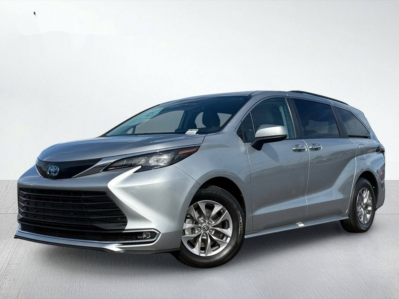 2024 Toyota Sienna XLE — photo 2 thumbnail