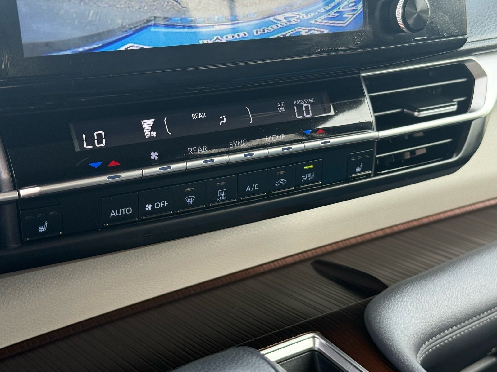 2024 Toyota Sienna XLE — photo 22 thumbnail