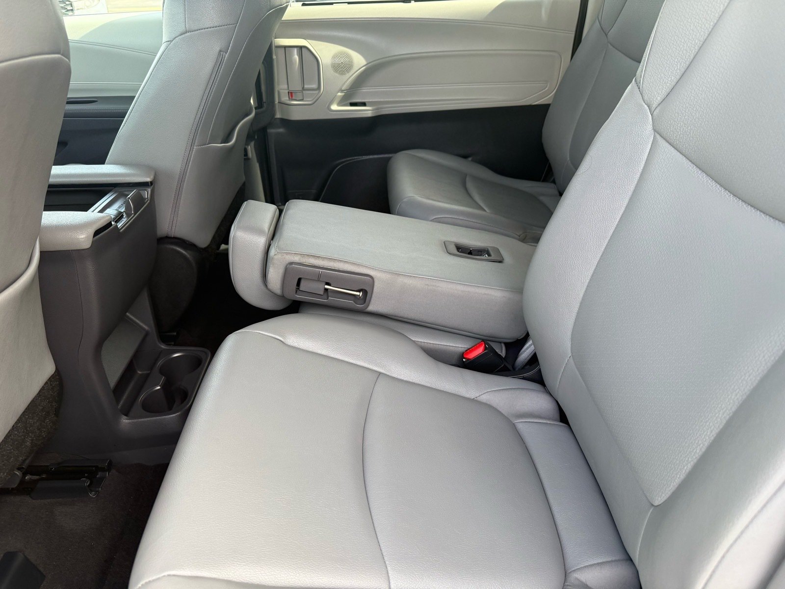2024 Toyota Sienna XLE — photo 26 thumbnail