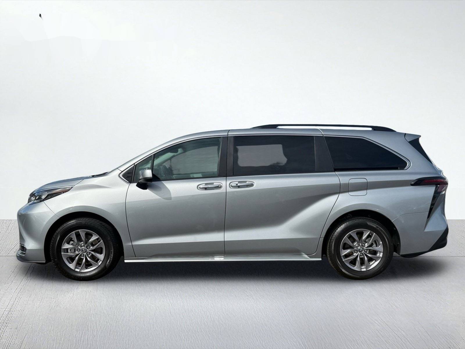 2024 Toyota Sienna XLE — photo 3 thumbnail