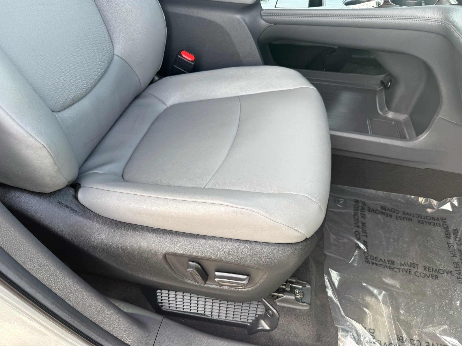 2024 Toyota Sienna XLE — photo 32 thumbnail