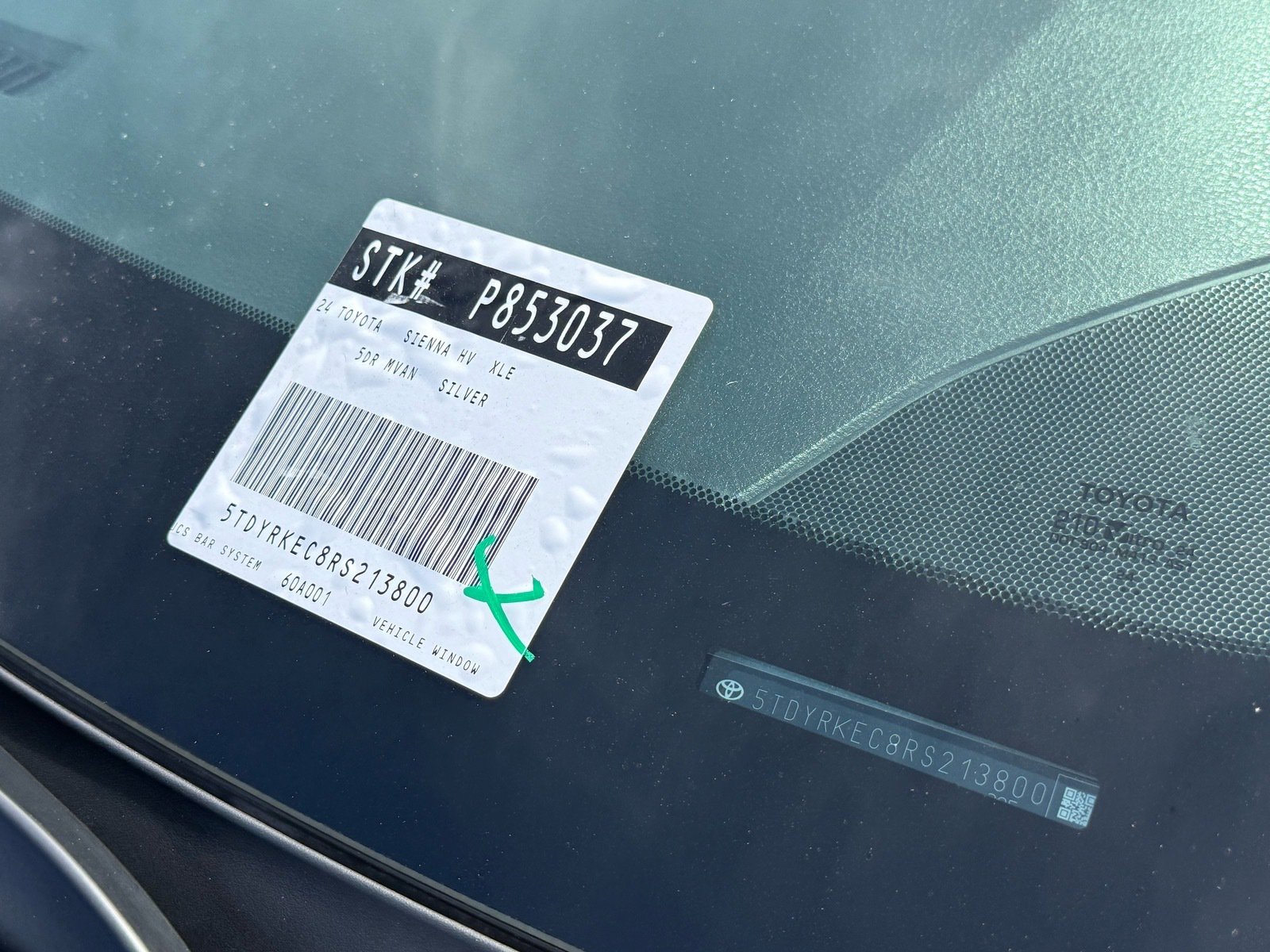 2024 Toyota Sienna XLE — photo 34 thumbnail
