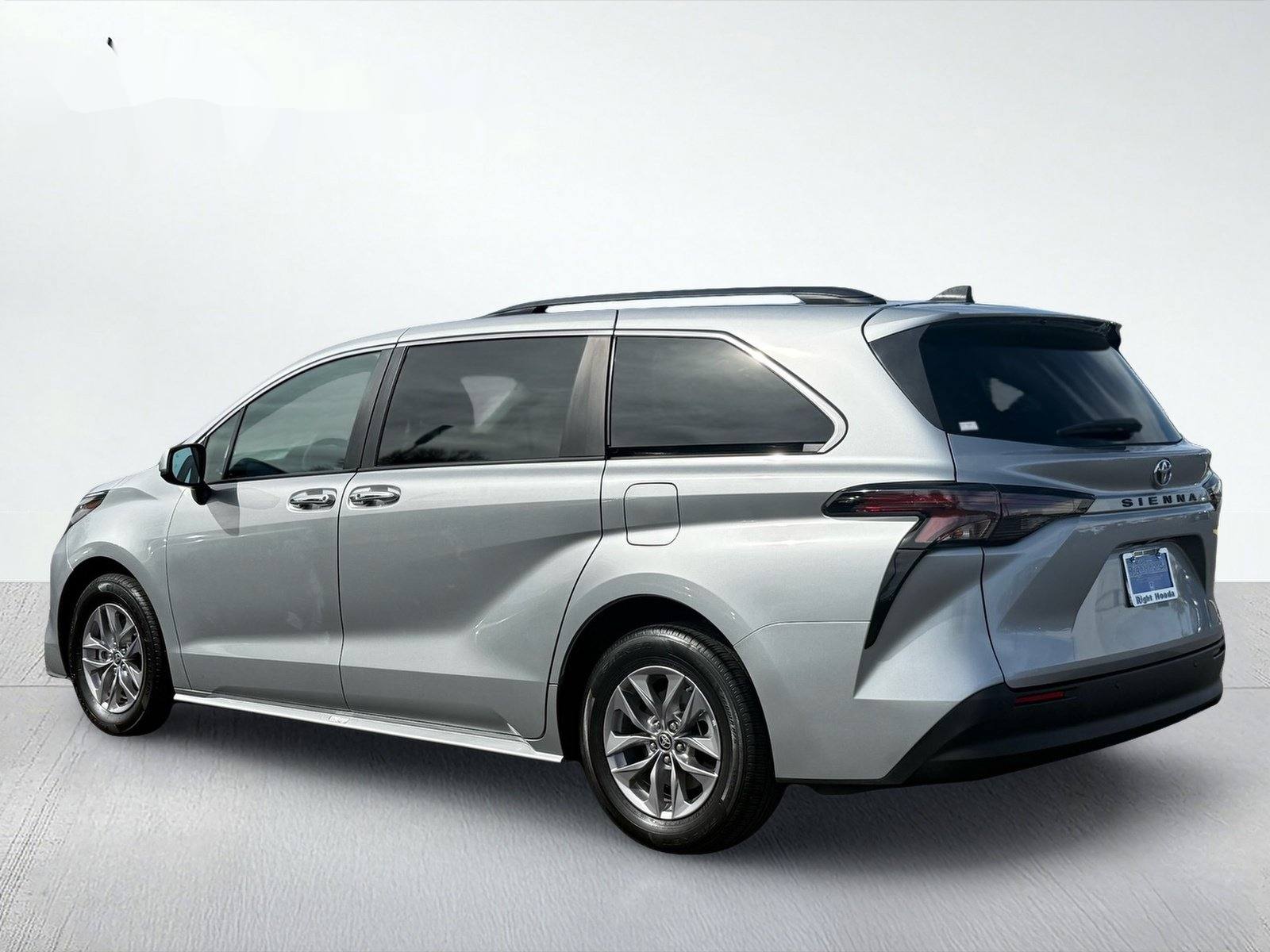 2024 Toyota Sienna XLE — photo 4 thumbnail