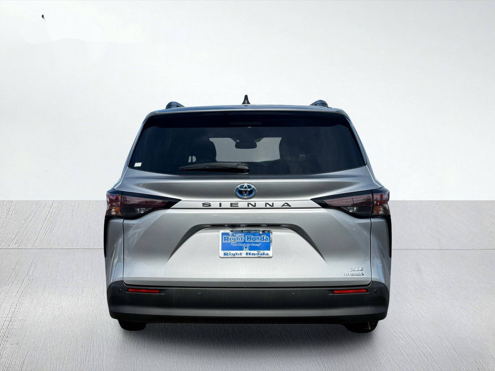 2024 Toyota Sienna XLE — photo 6 thumbnail