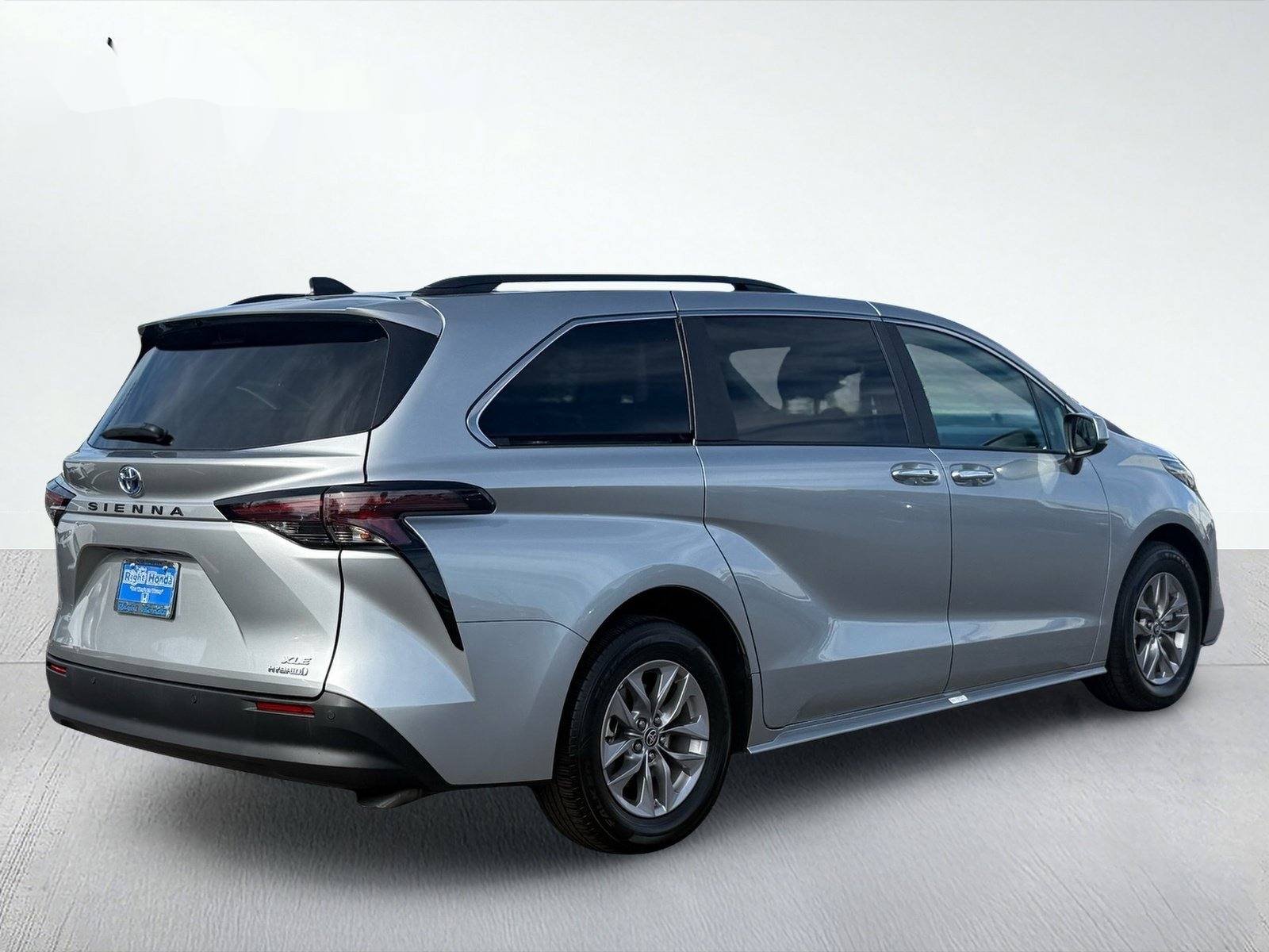 2024 Toyota Sienna XLE — photo 7 thumbnail
