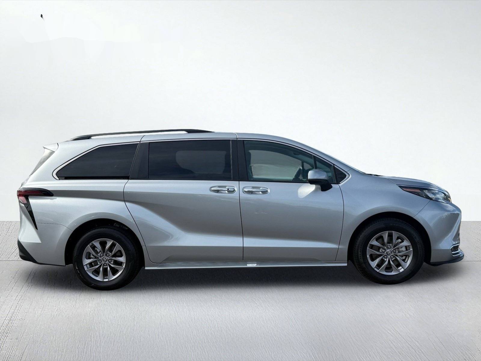2024 Toyota Sienna XLE — photo 8 thumbnail