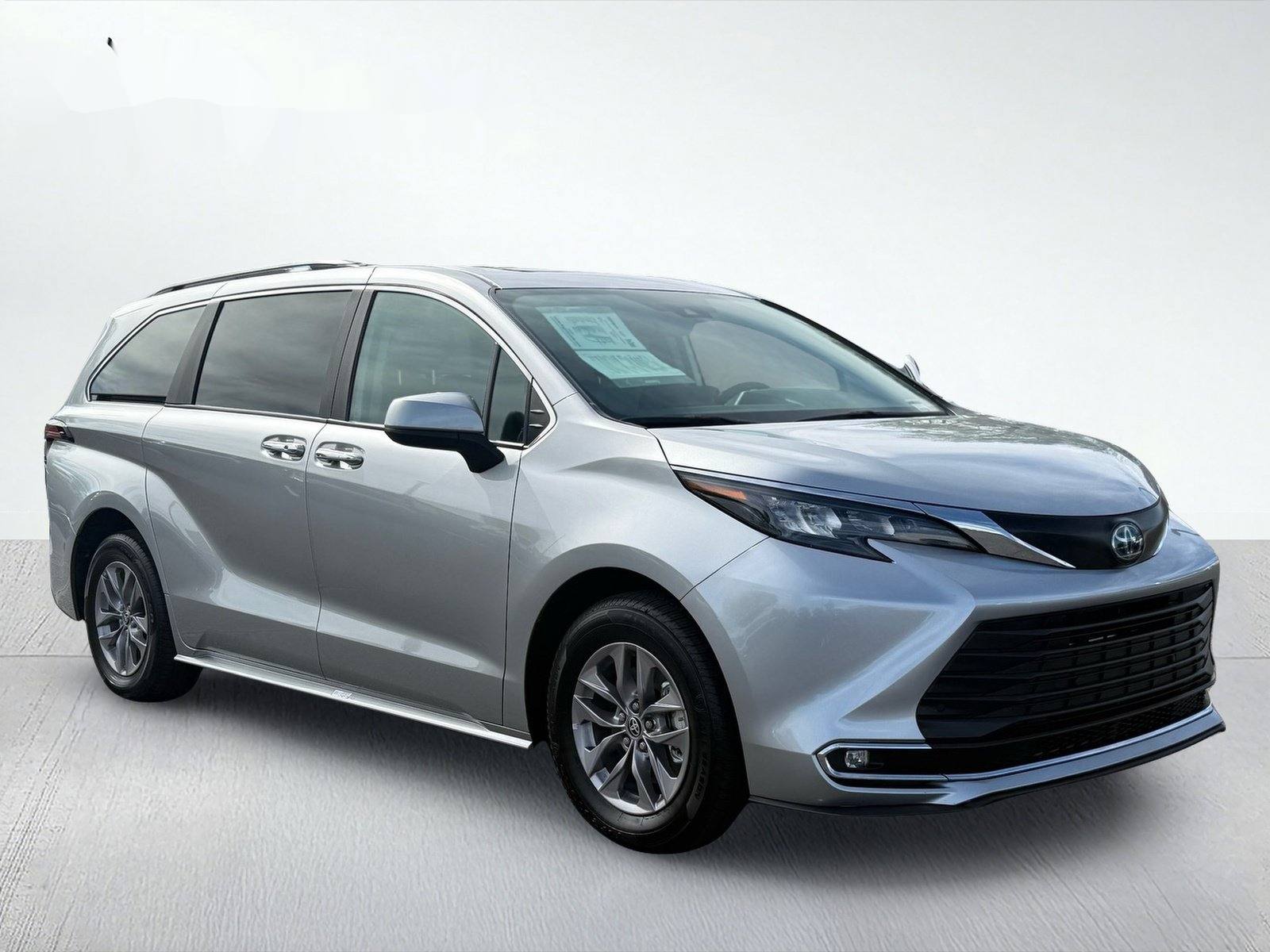 2024 Toyota Sienna XLE — photo 9 thumbnail