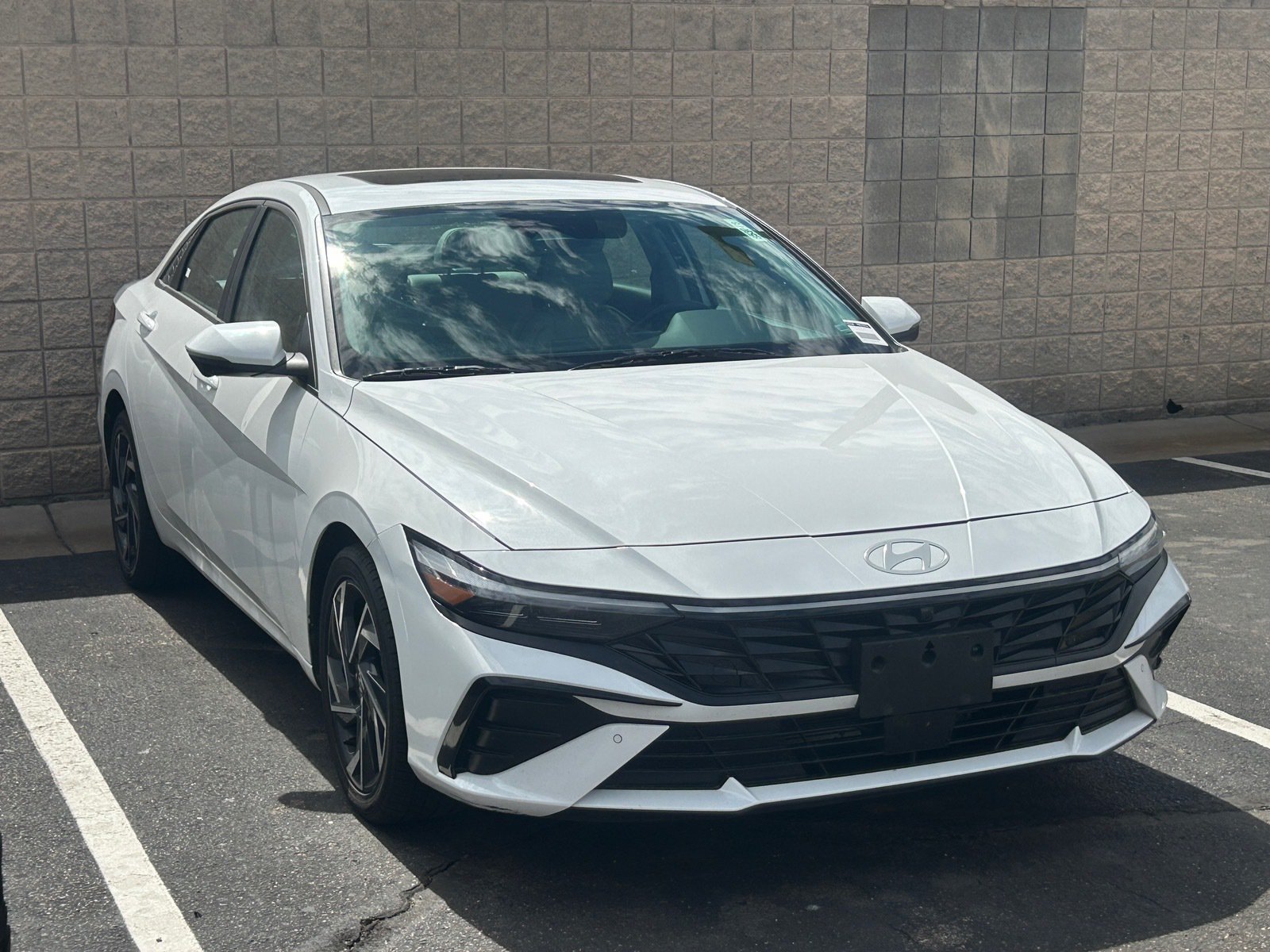 2024 Hyundai Elantra Limited — photo 4 thumbnail