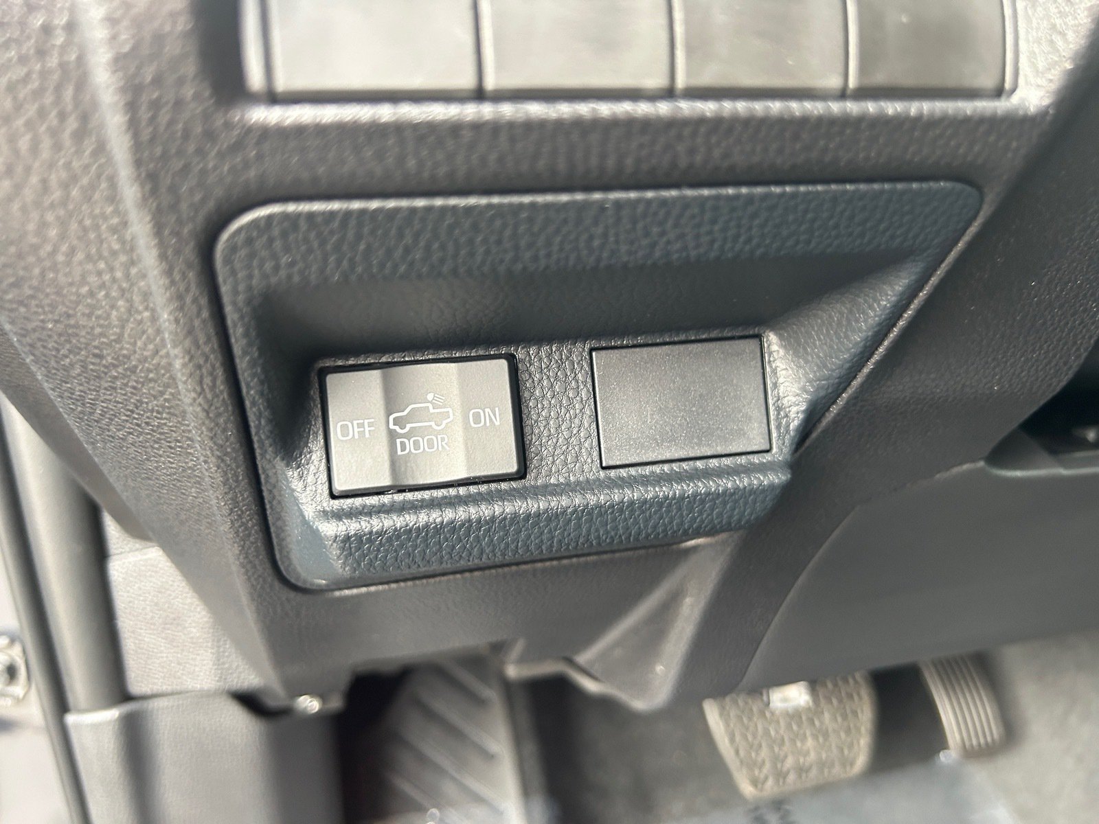 2026 Toyota Tacoma SR5 — photo 29 thumbnail