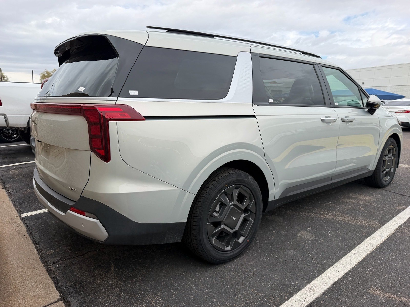 2026 Kia Carnival Hybrid EX — photo 3 thumbnail