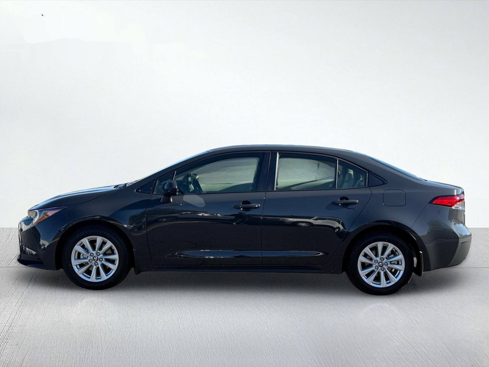 2027 Toyota Corolla LE — photo 2 thumbnail