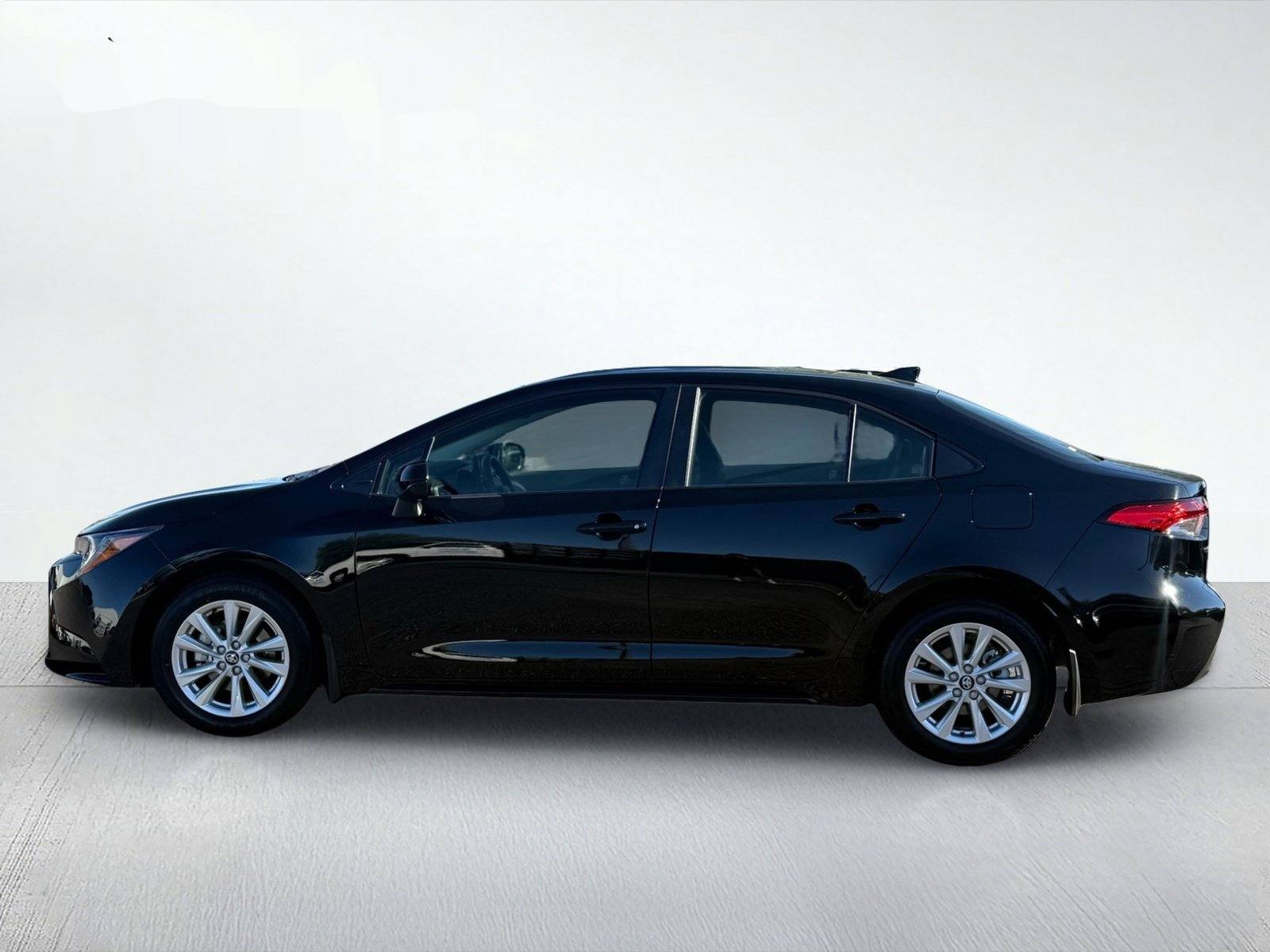 2027 Toyota Corolla LE — photo 2 thumbnail